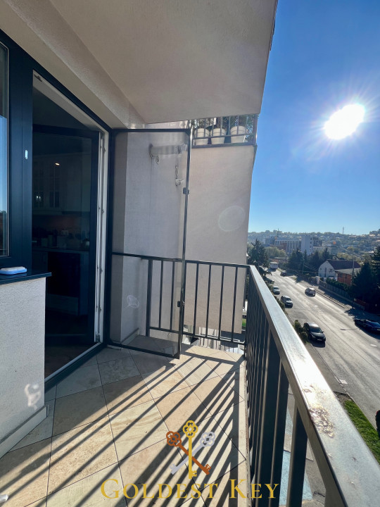 Din 15 noiembrie - apartament cu 2 camere, balcon și garaj