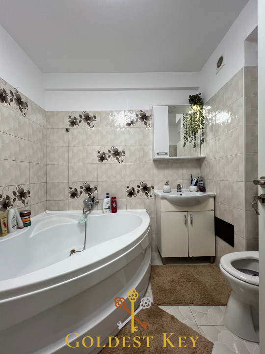 Apartament DECOMANDAT cu 2 camere, balcon și parcare exterioară 