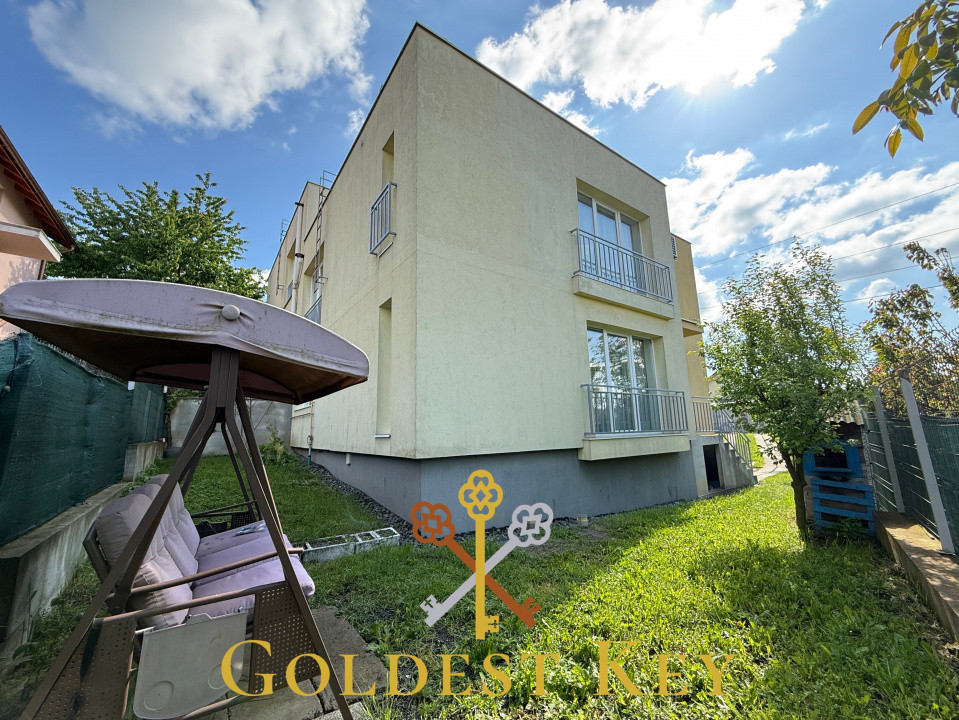 Parte de duplex cu 5 camere 2 băi, garaj, curte generoasă Cat-friendly