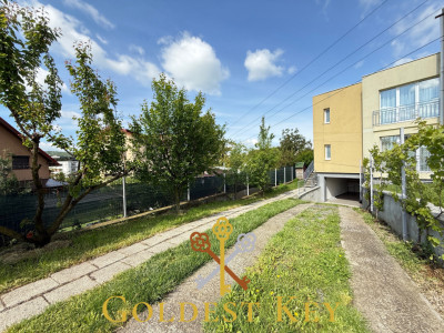 Parte de duplex cu 5 camere 2 băi, garaj, curte generoasă Cat-friendly