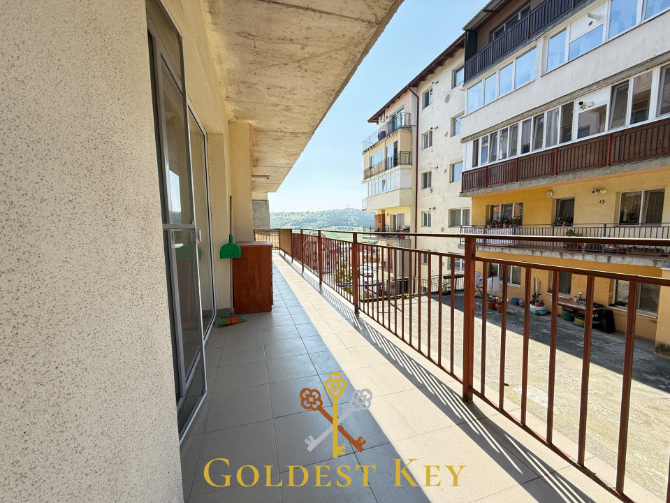 Apartament cu 2 camere decomandate plus terasa 15 mp. Etaj intermediar