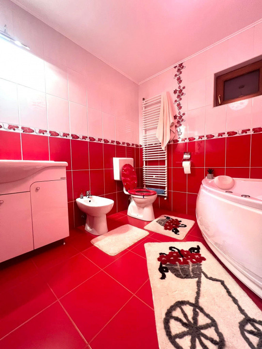 Apartament cu 3 camere decomandate balcoane și parcare 