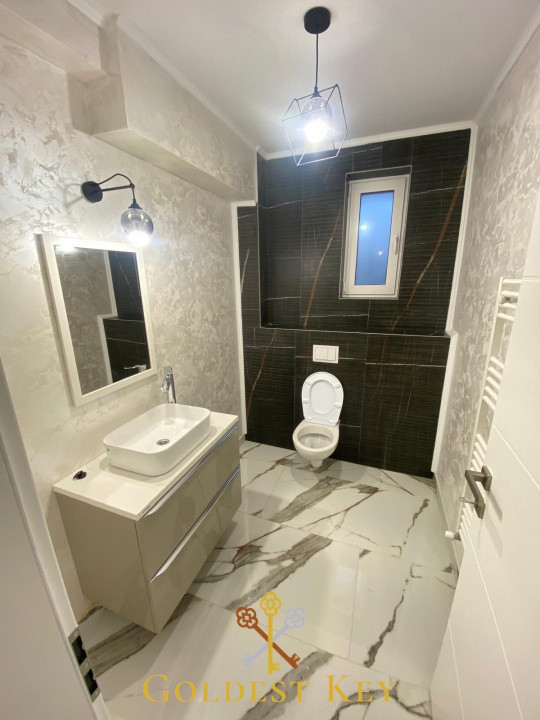 Casă cu 4 camere, 3 băi, garaj și curte generoasă 