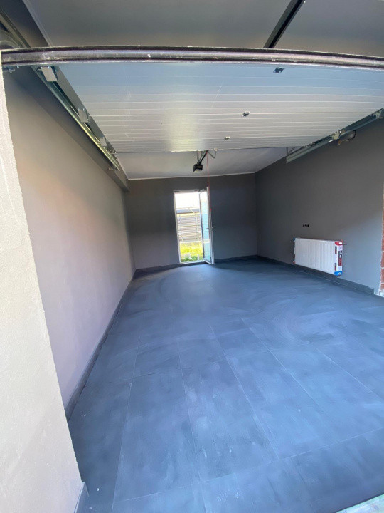 Casă cu 4 camere, 3 băi, garaj și curte generoasă 