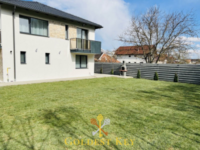 Casă cu 4 camere, 3 băi, garaj și curte generoasă 