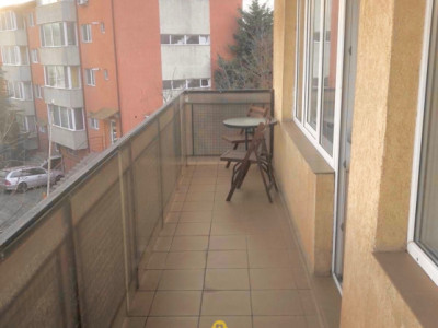 Apartament cu 2 camere, balcon și parcare exterioară 