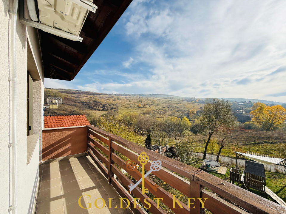 Duplex cu 4 camere, 2 băi, locuri de parcare și panouri fotovoltaice