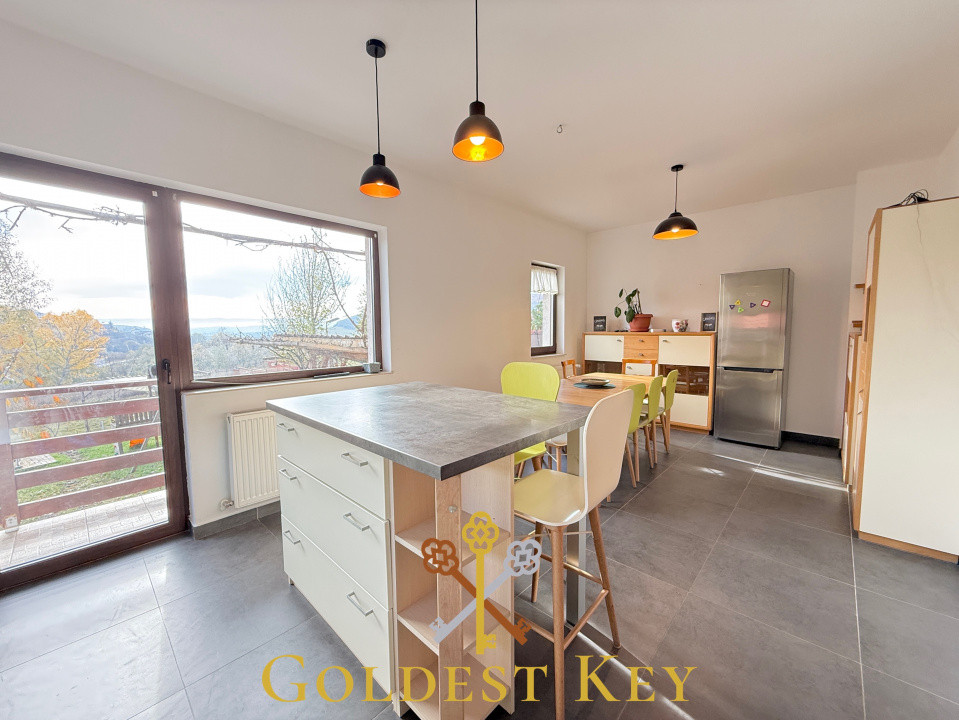 Duplex cu 4 camere, 2 băi, locuri de parcare și panouri fotovoltaice