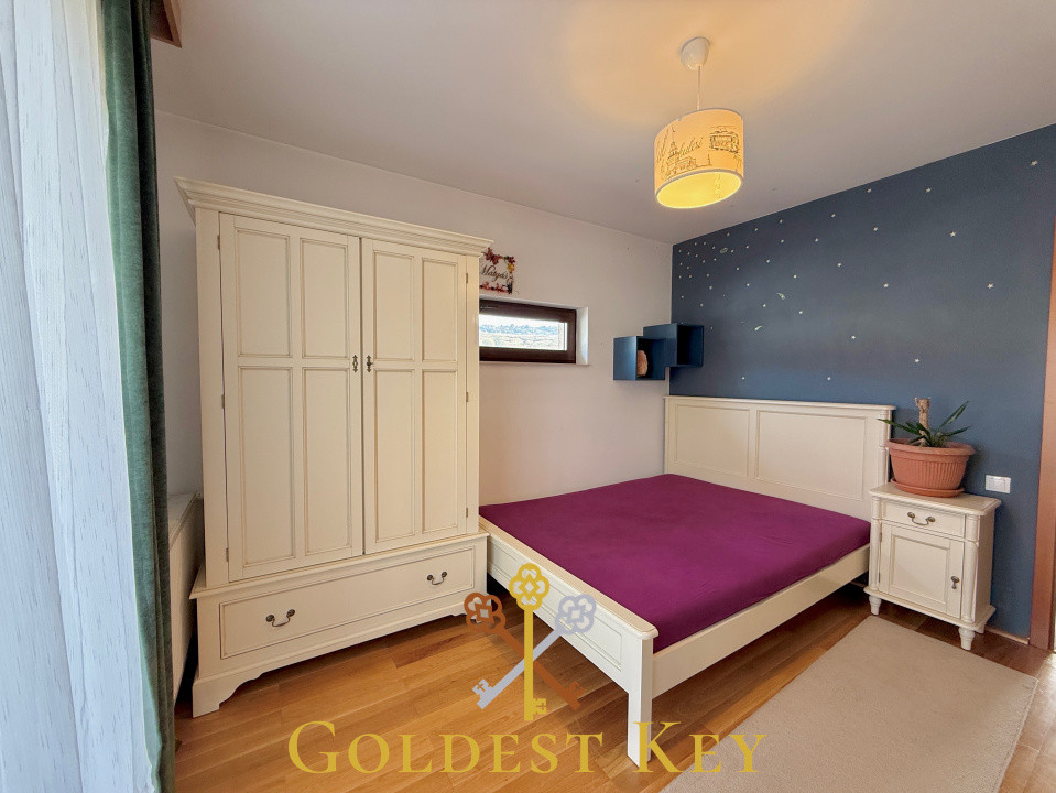 Duplex cu 4 camere, 2 băi, locuri de parcare și panouri fotovoltaice