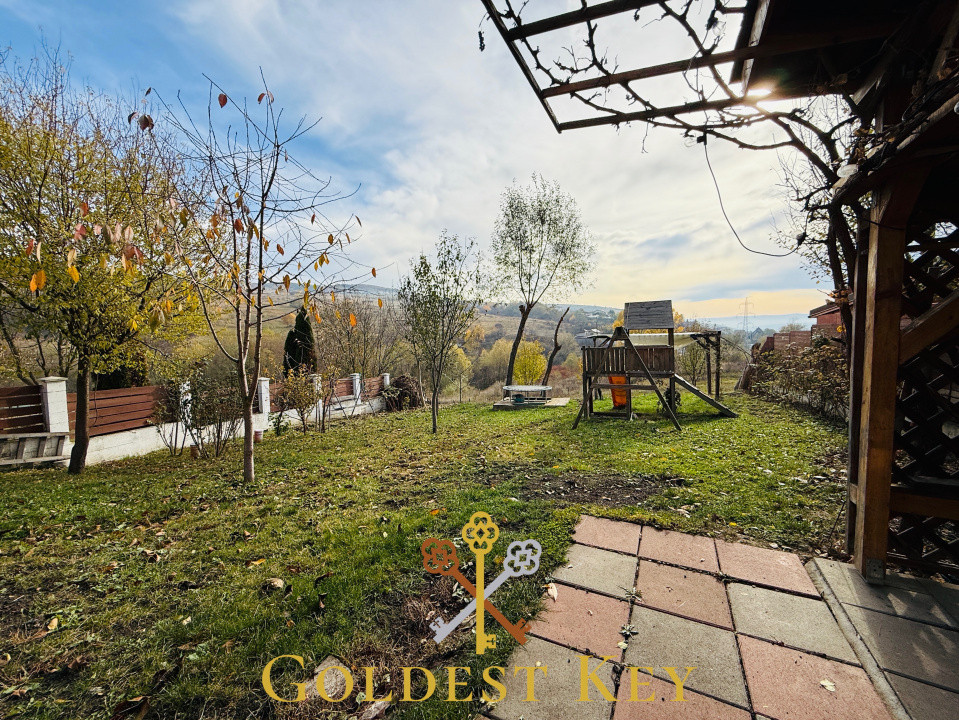 Duplex cu 4 camere, 2 băi, locuri de parcare și panouri fotovoltaice