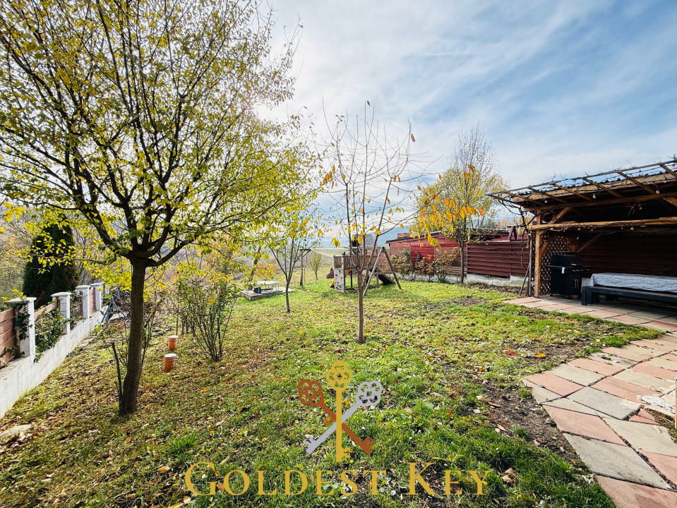 Duplex cu 4 camere, 2 băi, locuri de parcare și panouri fotovoltaice