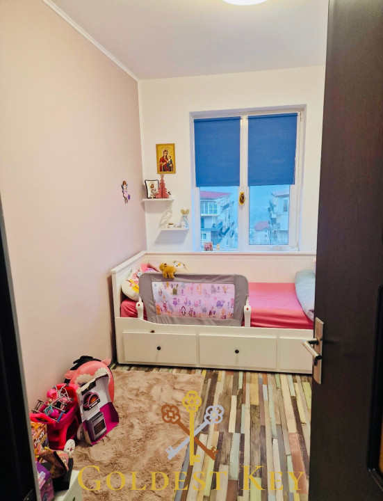 Apartament cu 3 camere, balcoane și curte privată cu parcare