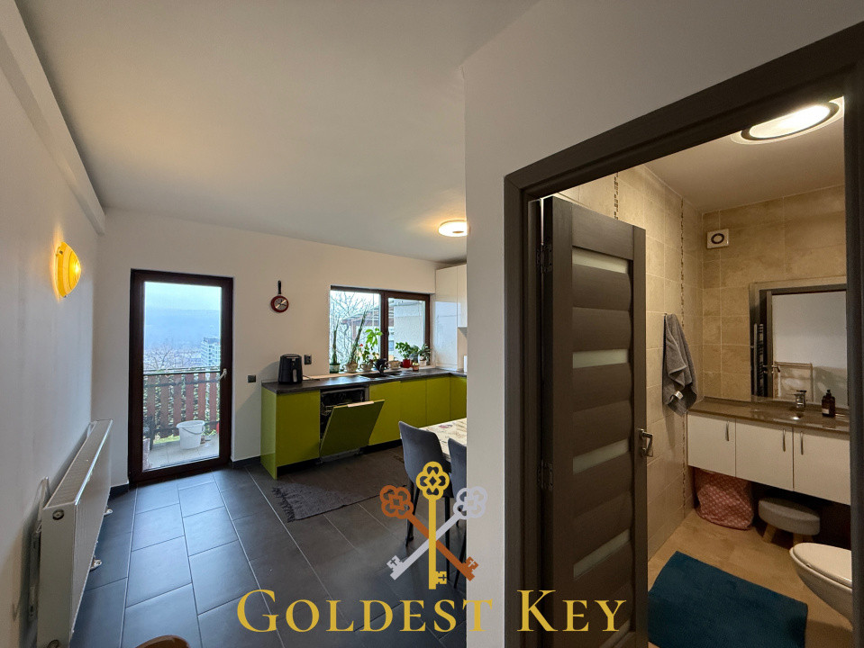 Casa tip duplex cu 4 camere, curte, beci, 2 locuri de parcare 