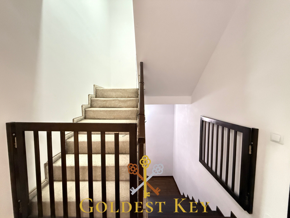 Casa tip duplex cu 4 camere, curte, beci, 2 locuri de parcare 