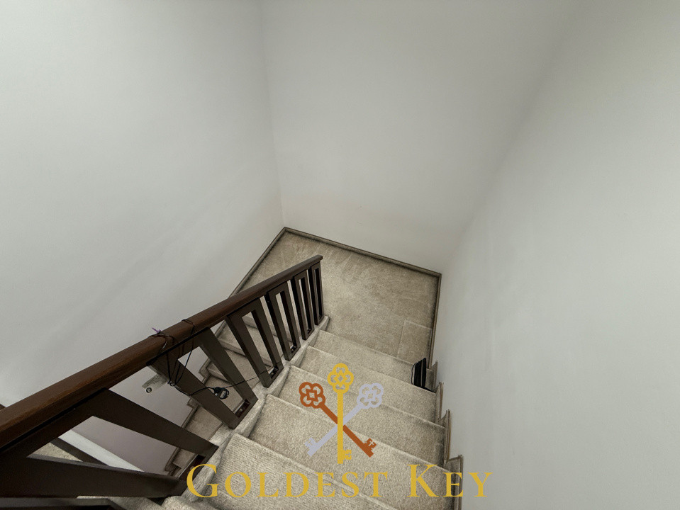 Casa tip duplex cu 4 camere, curte, beci, 2 locuri de parcare 