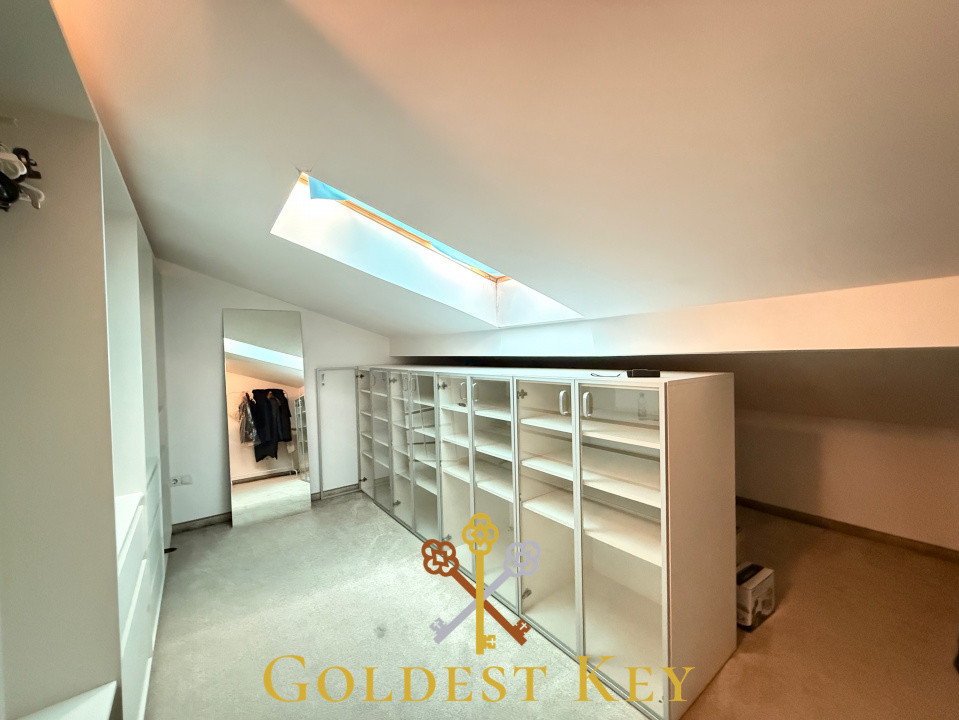 Casa tip duplex cu 4 camere, curte, beci, 2 locuri de parcare 