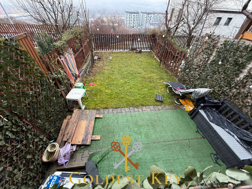 Casa tip duplex cu 4 camere, curte, beci, 2 locuri de parcare 