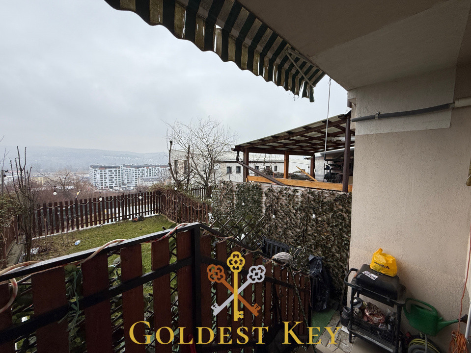 Casa tip duplex cu 4 camere, curte, beci, 2 locuri de parcare 