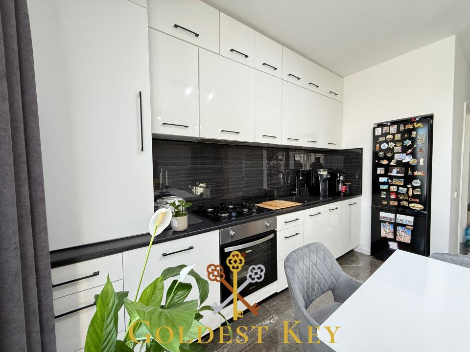 Apartament generos cu 2 camere, balcon, debara și parcare 