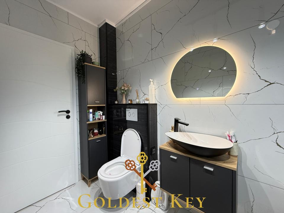 Apartament generos cu 2 camere, balcon, debara și parcare 