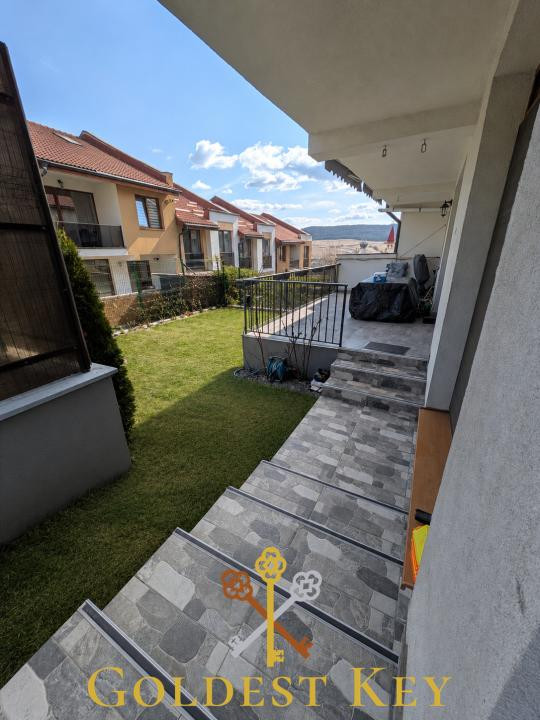 Apartament cu 4 camere, terasă, curte si 2 parcări la intrare în Baciu